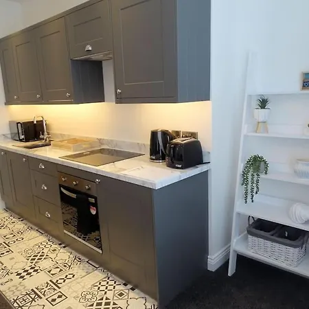 3 - Queens Court Скарборо