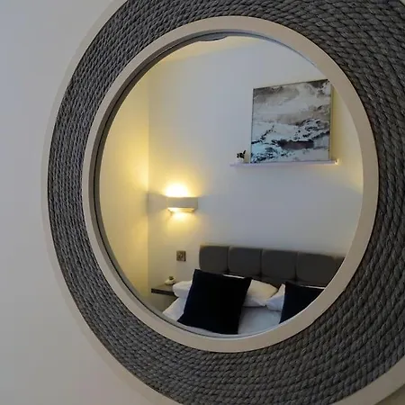 3 - Queens Court Скарборо