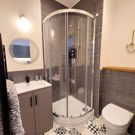 3 - Queens Court * Scarborough